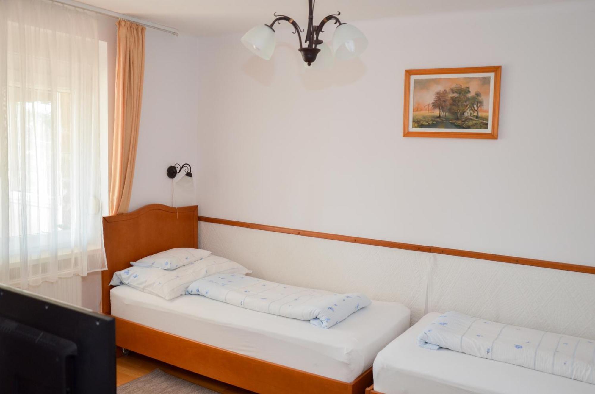 Panorama Apartmanhaz シャールヴァール エクステリア 写真